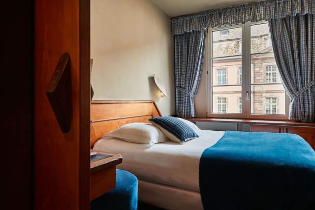 chambre hôtel suisse au centre de Strasbourg près de la cathédrale notre dame