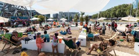 Retrouvez la plage éphémère et la base nautique des Docks à Malraux du 4 juillet au 30 août.