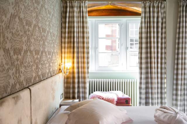 chambre hôtel suisse au centre de Strasbourg près de la cathédrale notre dame