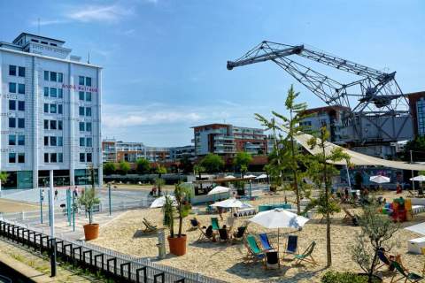 Retrouvez la plage éphémère et la base nautique des Docks à Malraux du 5 juillet au 31 août 2025.
