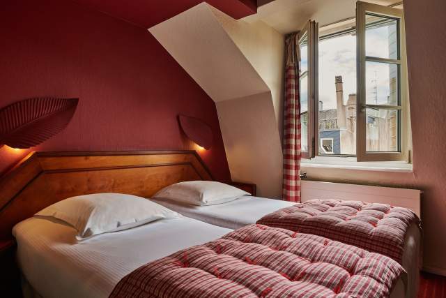 chambre hôtel suisse au centre de Strasbourg près de la cathédrale notre dame